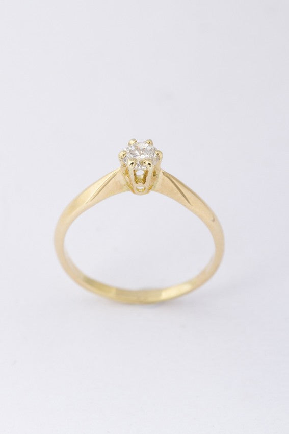 Gold solitaire ring with a brilliant