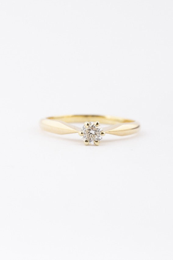 Gold solitaire ring with a brilliant
