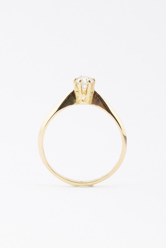 Gold solitaire ring with a brilliant