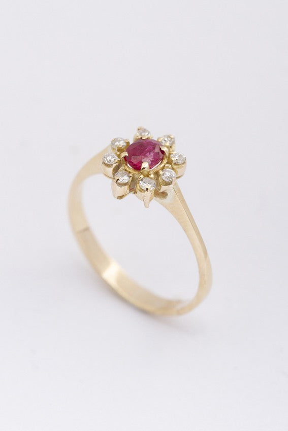 Gold entourage ring with ruby ​​and diamonds