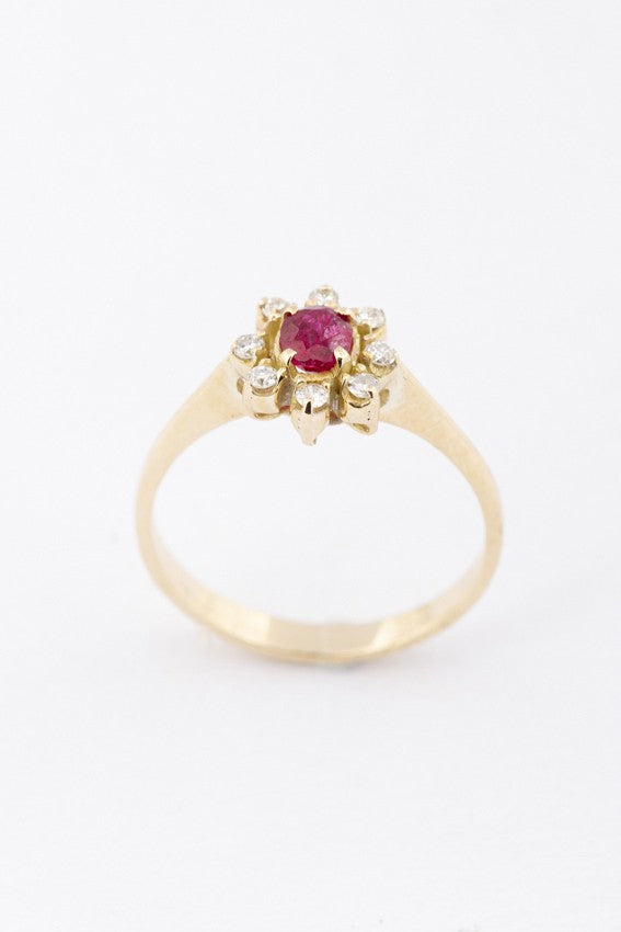 Gold entourage ring with ruby ​​and diamonds