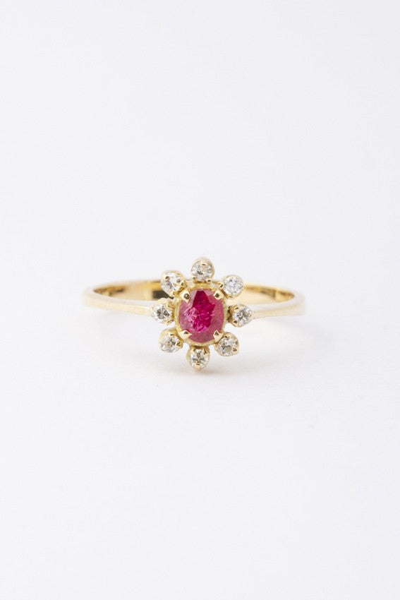 Gold entourage ring with ruby ​​and diamonds