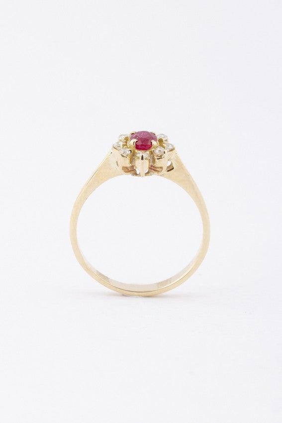Gold entourage ring with ruby ​​and diamonds