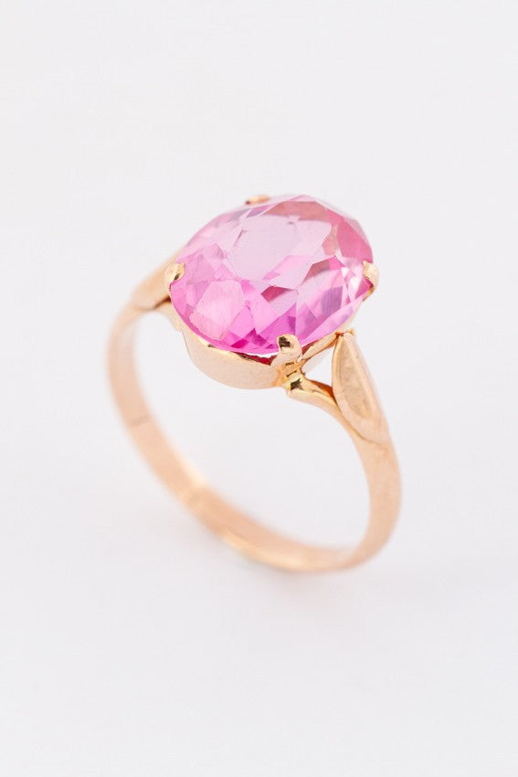 Gouden ring met synth. roze saffier