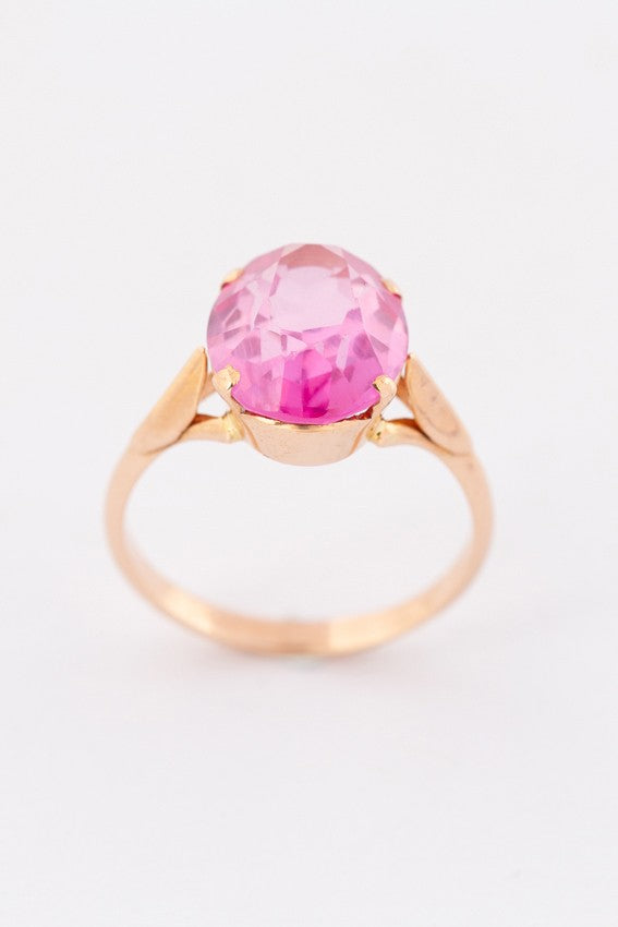 Gouden ring met synth. roze saffier
