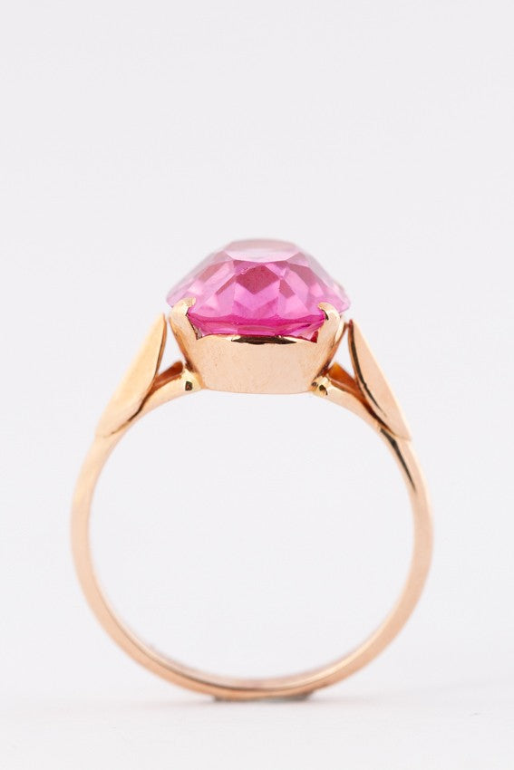 Gouden ring met synth. roze saffier