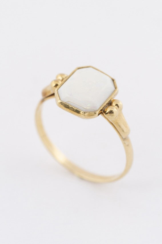 Gouden ring met melkopaal