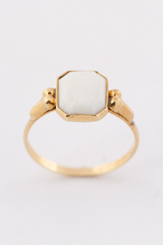 Gouden ring met melkopaal