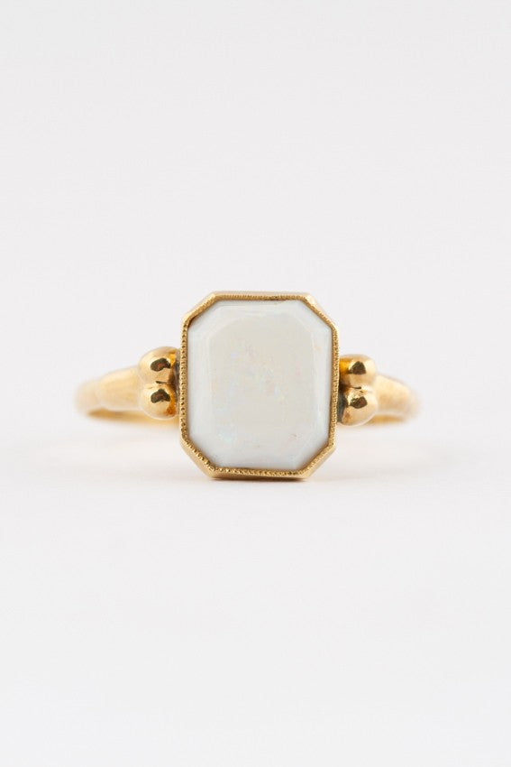 Gouden ring met melkopaal