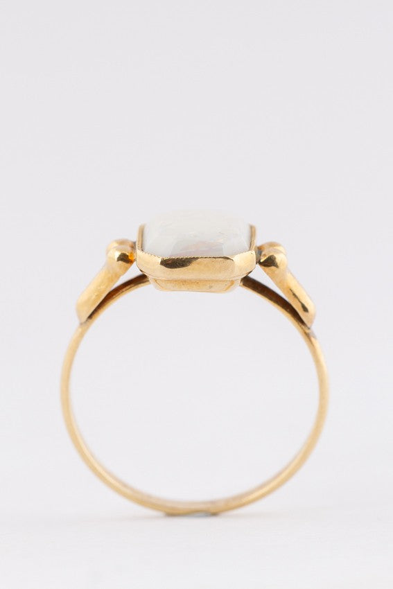 Gouden ring met melkopaal