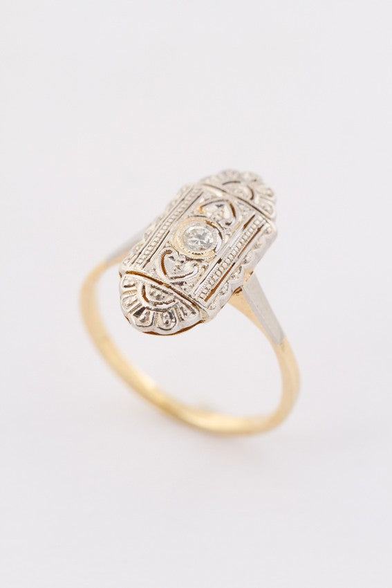 Wit/geel gouden Art Deco ring met een briljant van ca. 0.035 ct.