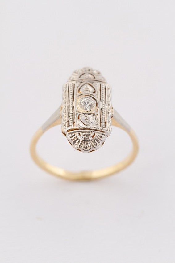 Wit/geel gouden Art Deco ring met een briljant van ca. 0.035 ct.