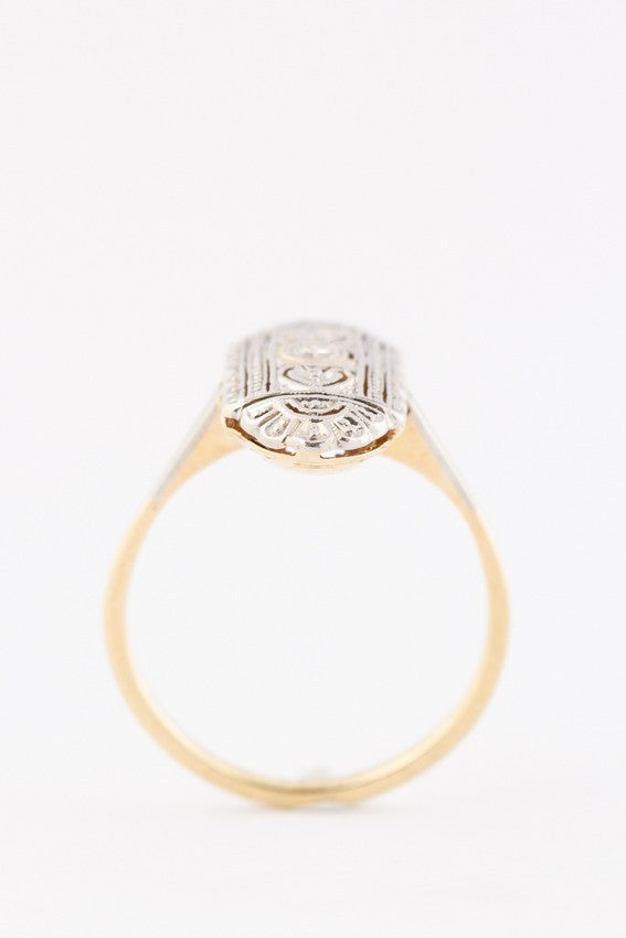 Wit/geel gouden Art Deco ring met een briljant van ca. 0.035 ct.