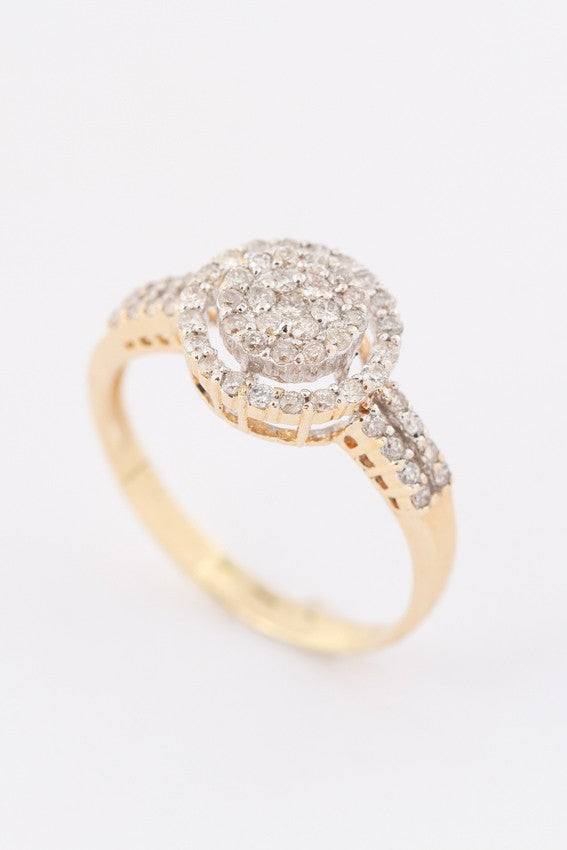 Gouden pavé gezette entourage ring met 56 briljanten.