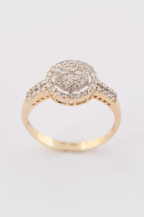 Gouden pavé gezette entourage ring met 56 briljanten.