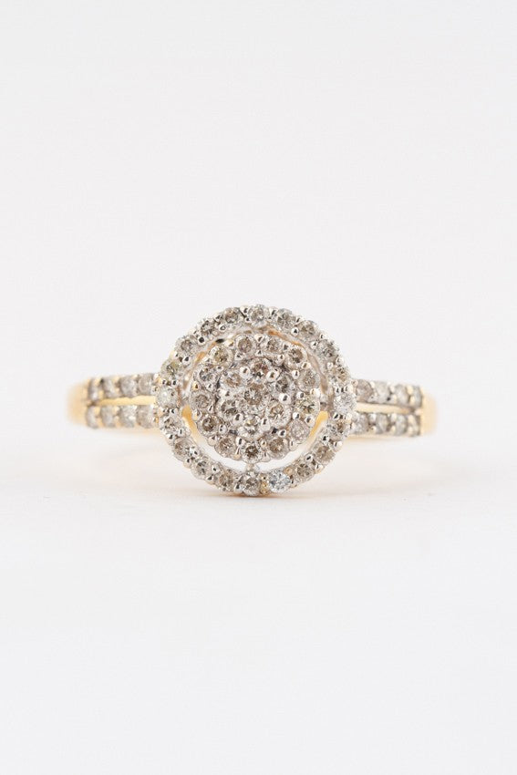 Gouden pavé gezette entourage ring met 56 briljanten.