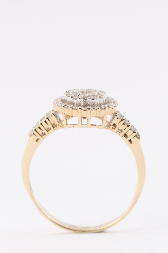 Gouden pavé gezette entourage ring met 56 briljanten.