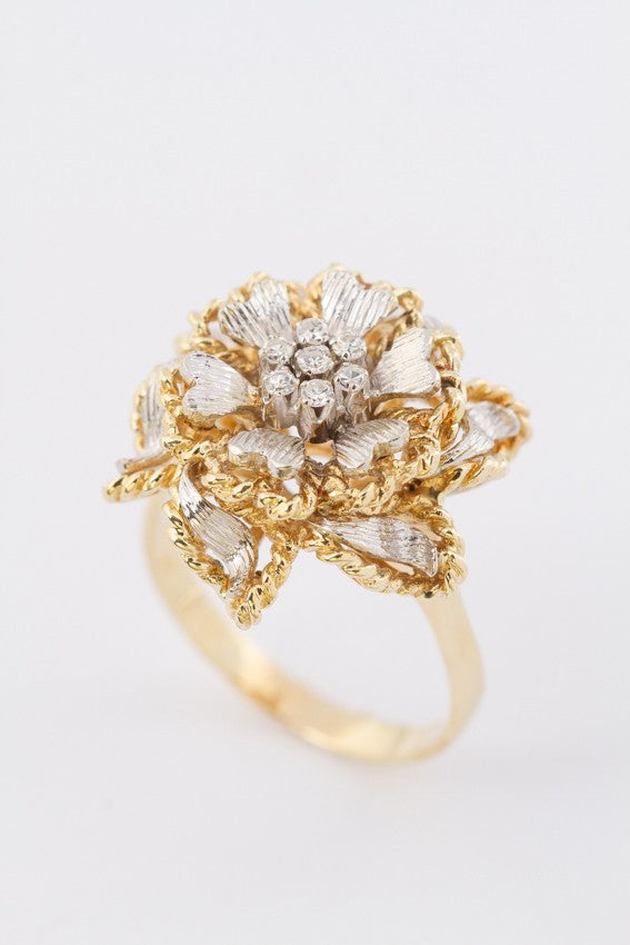 White/yellow gold entourage ring with diamonds