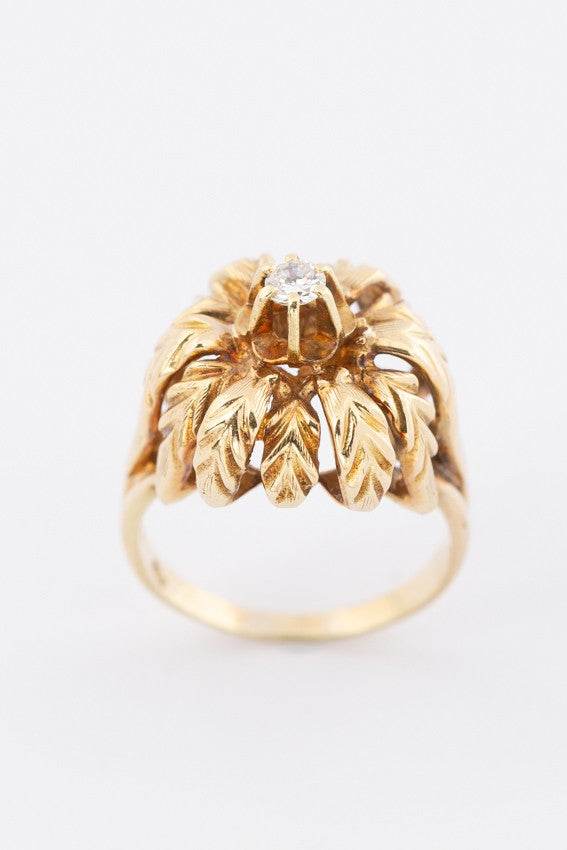 Gold flower ring with a brilliant