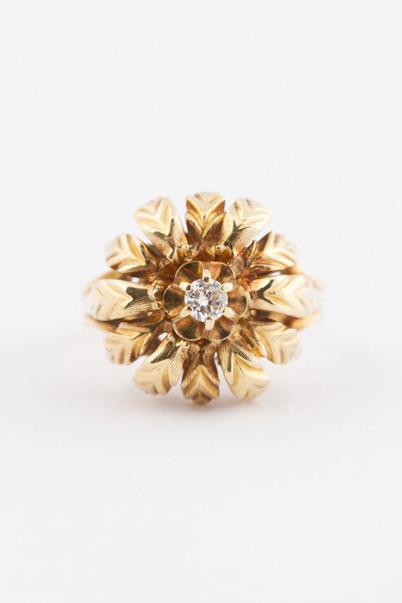 Gold flower ring with a brilliant