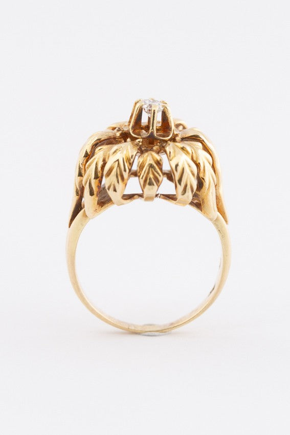 Gold flower ring with a brilliant