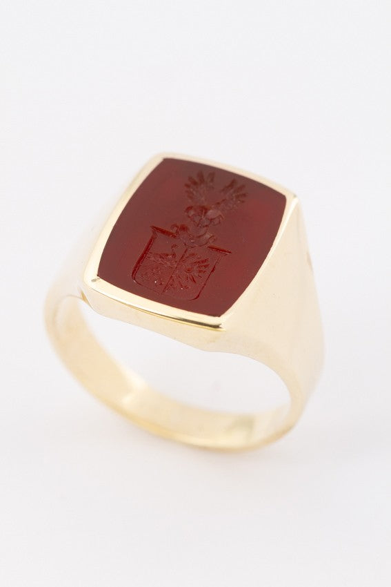 Gold men's ring with carnelian and coat of arms engraving