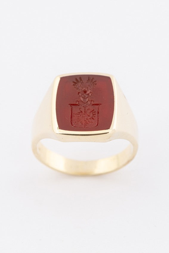 Gold men's ring with carnelian and coat of arms engraving