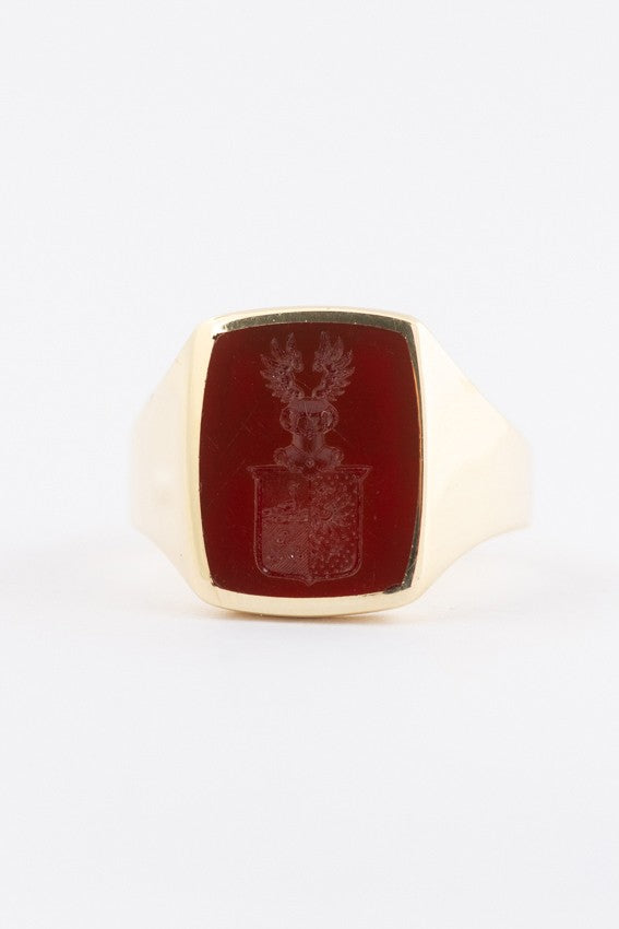 Gold men's ring with carnelian and coat of arms engraving