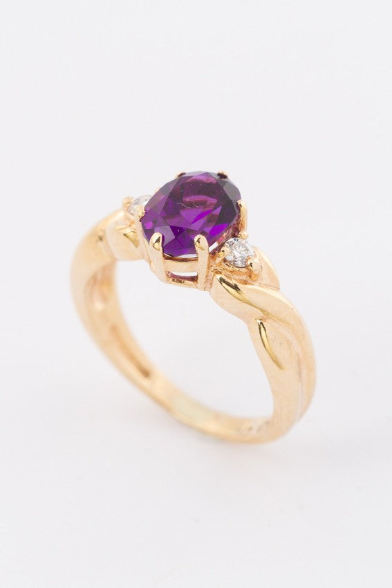 Gold ring with amethyst and 2 diamonds