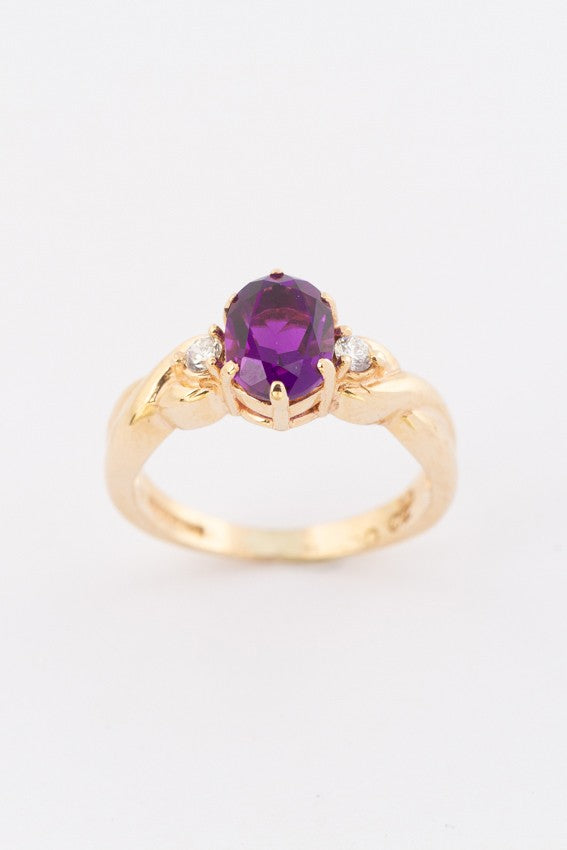 Gold ring with amethyst and 2 diamonds