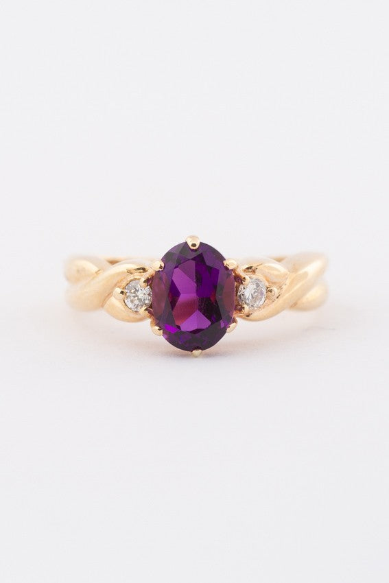 Gold ring with amethyst and 2 diamonds