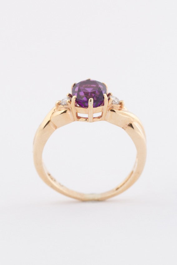Gold ring with amethyst and 2 diamonds