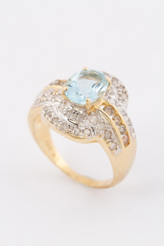 Gold ring with topaz and 48 diamonds