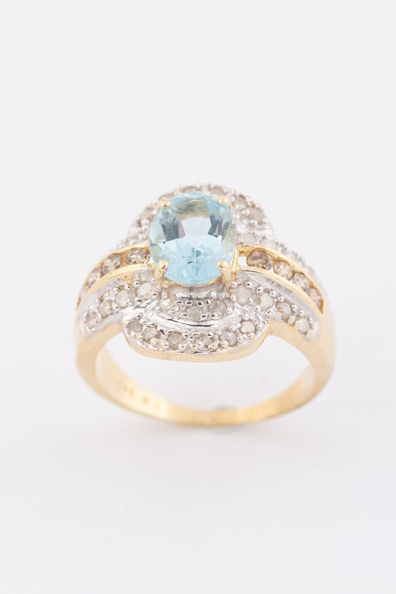 Gold ring with topaz and 48 diamonds