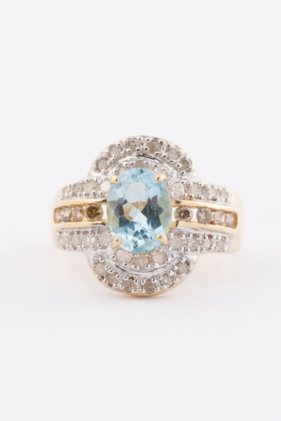Gold ring with topaz and 48 diamonds