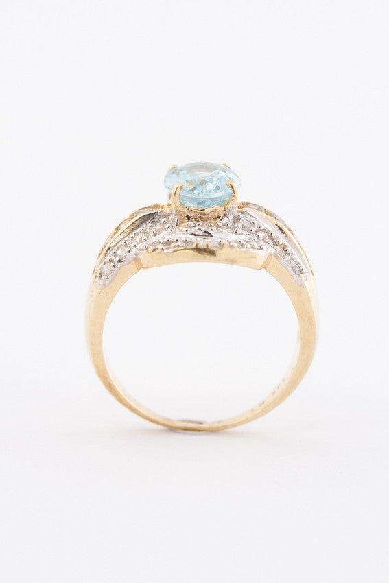 Gold ring with topaz and 48 diamonds