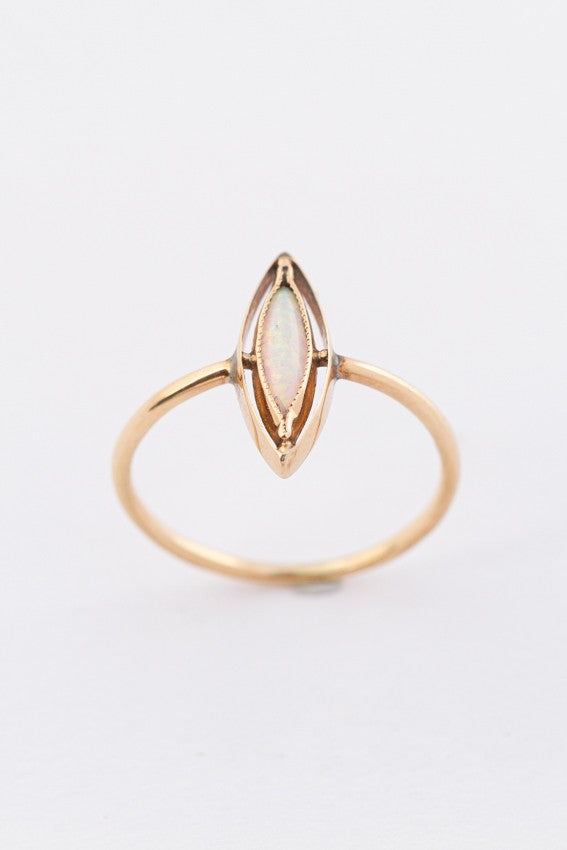 Gouden ring markies ring met een opaal