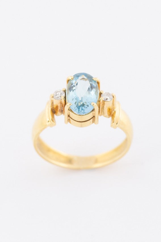 Gold ring with aquamarine and 2 brilliants
