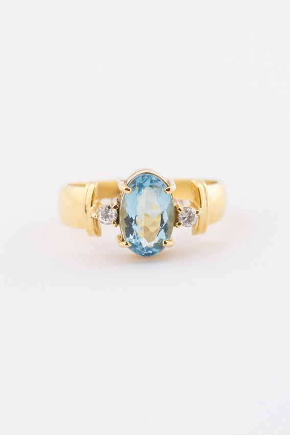 Gold ring with aquamarine and 2 brilliants