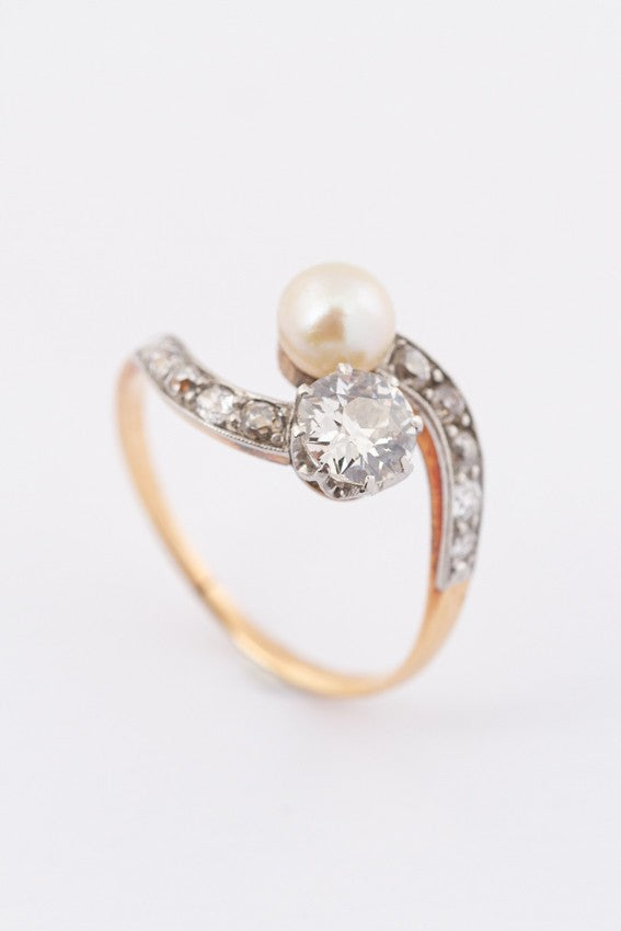 Antique gold ring 'moi et toi' with cultured pearl and old-cut diamonds