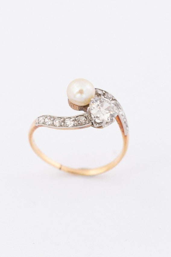 Antique gold ring 'moi et toi' with cultured pearl and old-cut diamonds