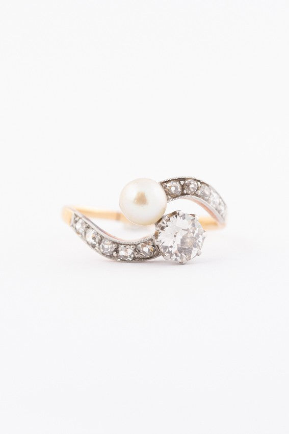 Antique gold ring 'moi et toi' with cultured pearl and old-cut diamonds