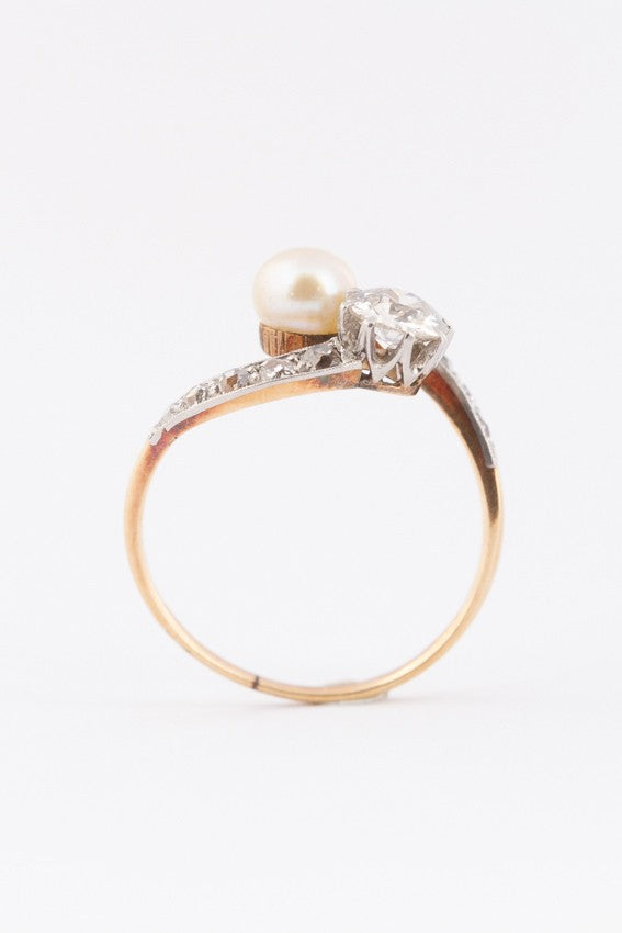 Antique gold ring 'moi et toi' with cultured pearl and old-cut diamonds