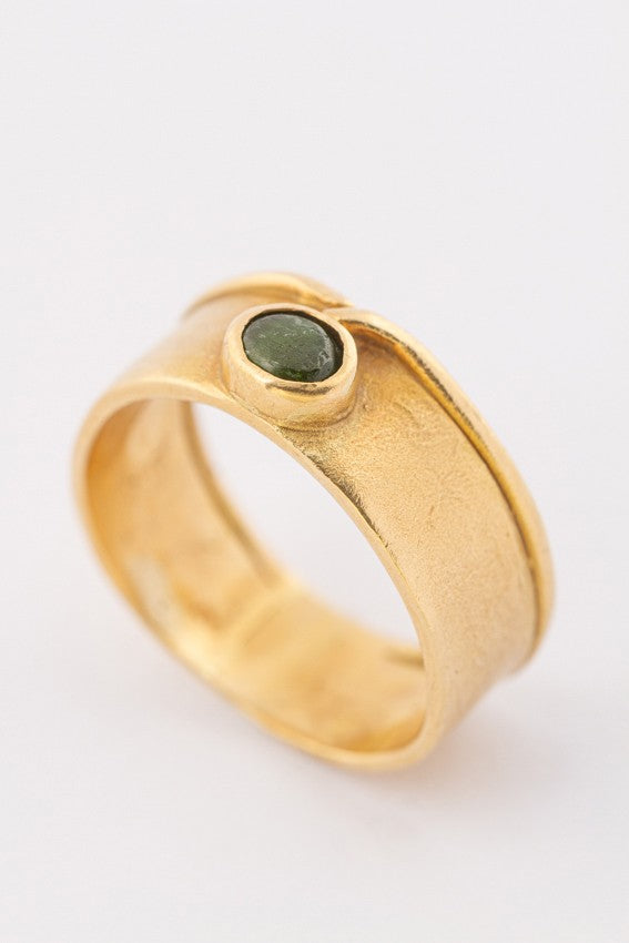 Gold ring with jade