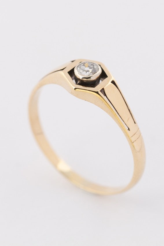 8 krt. ring met een oud geslepen briljant