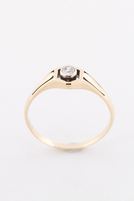 8 krt. ring met een oud geslepen briljant