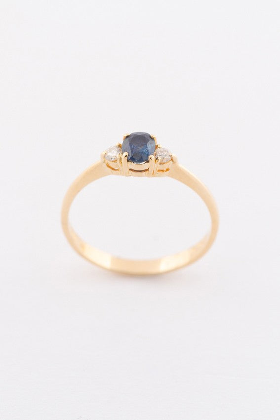 Gold row ring with sapphire and 2 brilliants