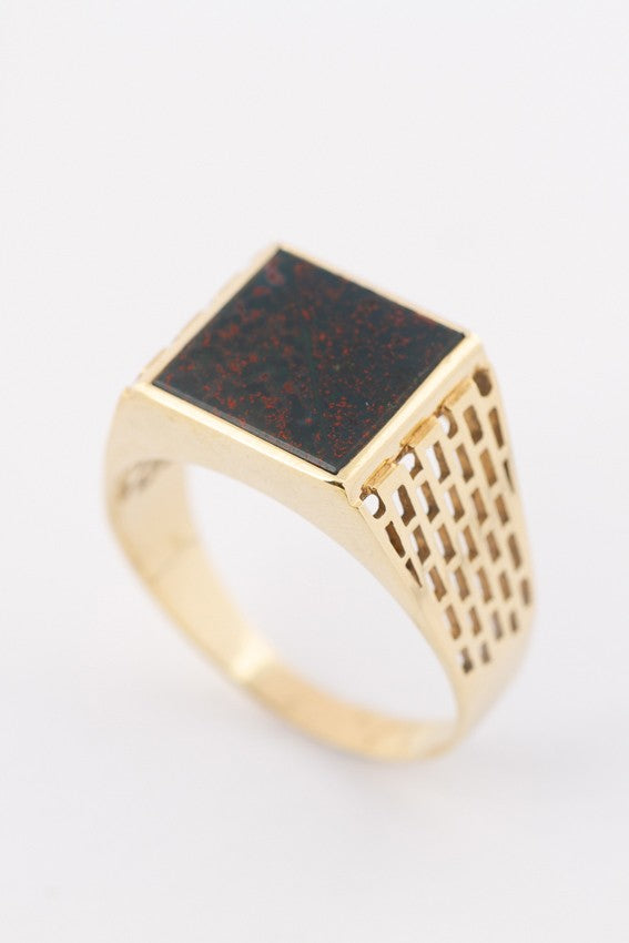 Gold men's ring with heliotrope