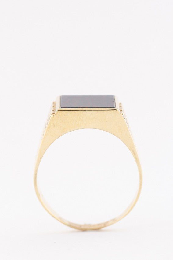 Gold men's ring with heliotrope