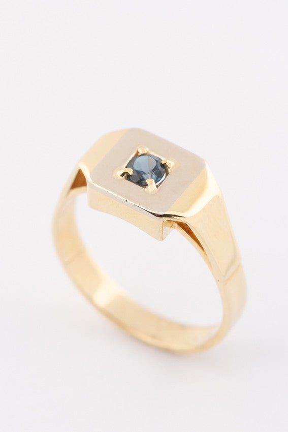 Wit/geel gouden heren ring met een 'London bleu' topaas.
